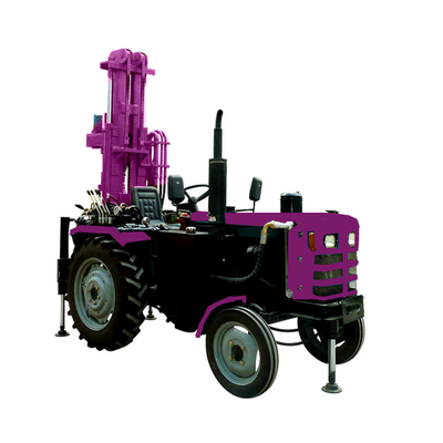 Máquina de perforación de pozos de agua montada en un tractor